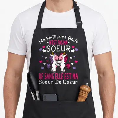 Tablier de cuisine noir avec deux licornes s'embrassant et le texte Ma Meilleure Amie Soeur De Coeur entouré de coeurs roses et violets.