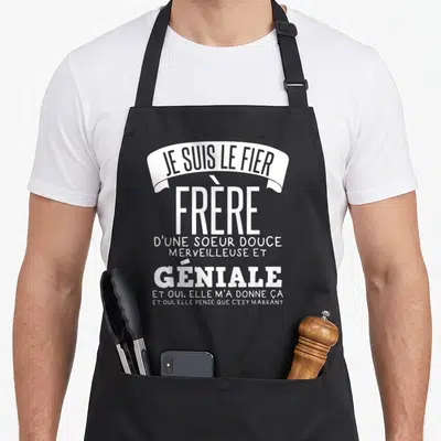Tablier de cuisine noir avec inscription blanche Je Suis Le Fier Frère d'une soeur douce et géniale sur fond uni.