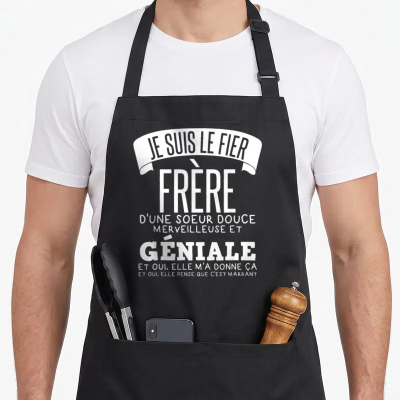 Tablier de cuisine noir avec inscription blanche Je Suis Le Fier Frère d'une soeur douce et géniale sur fond uni.