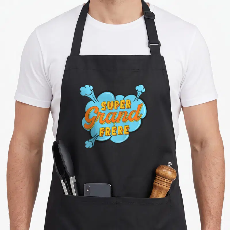 Tablier de cuisine noir avec un motif en nuage bleu et orange portant l'inscription Super Grand Frère.