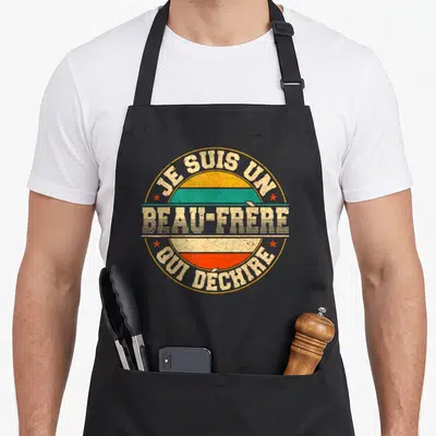 Tablier de cuisine noir avec logo circulaire vintage affichant Je Suis Un Beau-Frère Qui Déchire en lettres blanches et bandes colorées.