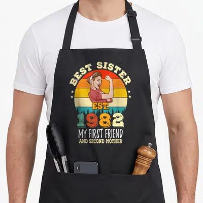 Tablier de cuisine noir avec illustration vintage d'une femme musclée et texte Best Sister Since 1982 My First Friend Second Mother.
