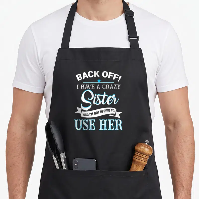 Tablier de cuisine noir avec texte blanc et bleu Back Off I Have A Crazy Sister Use Her