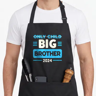 Tablier de cuisine noir avec inscription Only Child barré et Big Brother 2024 en bleu et blanc.