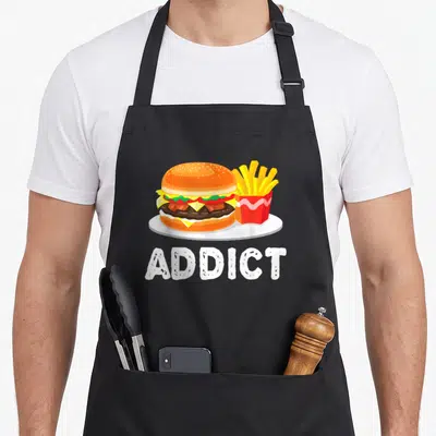 Tablier de cuisine noir avec illustration d'un burger bacon cheeseburger, de frites dans un carton rouge et le mot ADDICT