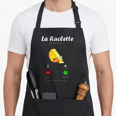 Tablier de cuisine noir avec illustration d'un bloc de raclette et interface de téléphone imitant une notification entrante.