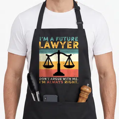 Tablier de cuisine noir avec une balance vintage et le texte I'm a future lawyer don't argue with me i'm always right.