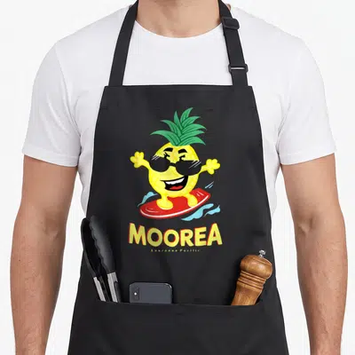 Tablier de cuisine noir avec un ananas surfeur jaune portant des lunettes noires et le texte Moorea en lettres jaunes.