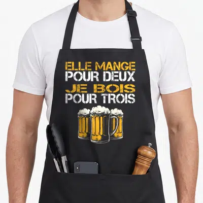 Tablier de cuisine noir avec inscription Elle mange pour deux je bois pour trois et trois verres de bière jaunes.