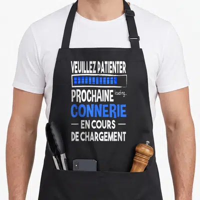 Tablier de cuisine noir avec texte blanc et bleu Veuillez patienter prochaine connerie en cours de chargement et barre de progression.