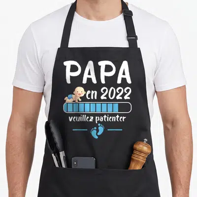 Tablier de cuisine noir avec illustration Papa en 2022 Veuillez patienter et petits pieds bleus