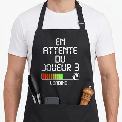 Tablier de cuisine noir avec texte En attente du joueur 3 et barre de progression colorée terminée par des empreintes de pieds.
