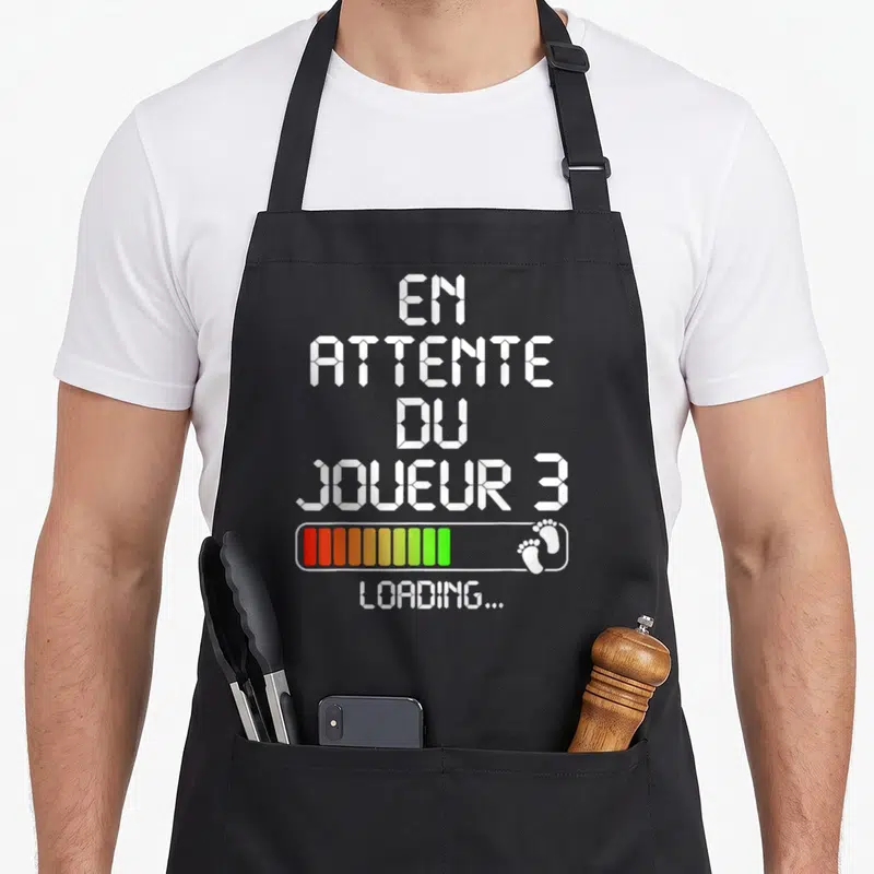 Tablier de cuisine noir avec texte En attente du joueur 3 et barre de progression colorée terminée par des empreintes de pieds.