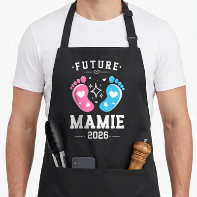 Tablier de cuisine noir avec deux petites empreintes de pieds roses et bleues portant des cœurs blancs au centre.