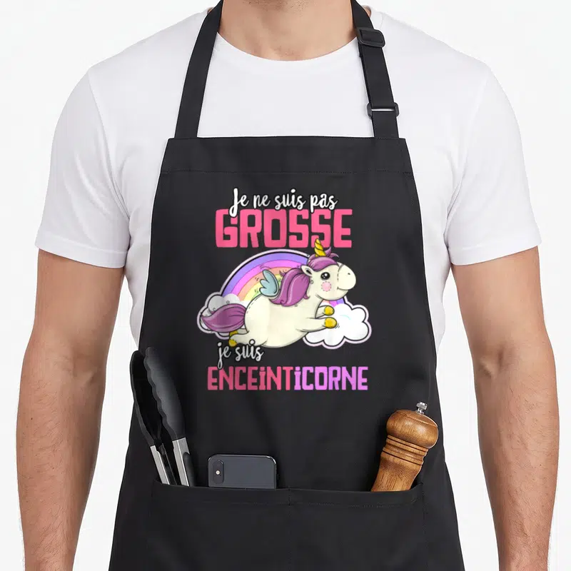Tablier de cuisine noir avec une licorne ailée rose et un arc-en-ciel, texte Je ne suis pas GROSSE je suis ENCEiNTiCORNE.
