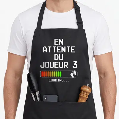 Tablier de cuisine noir avec texte blanc en attente du joueur 3 et icône de petits pieds sur une barre de chargement colorée.