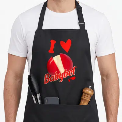 Tablier de cuisine noir avec illustration d'un Babybel rouge entaillé et le texte I Love Babybel en haut.