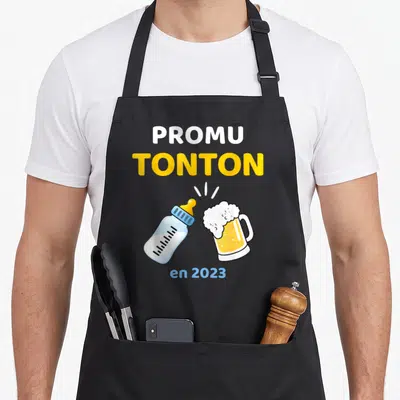 Tablier de cuisine noir avecPromu Tonton en 2023 et illustration biberon bière.