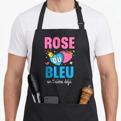 Tablier de cuisine noir avec inscription Rose ou Bleu on t'aime déjà surmonté de deux cœurs couronnés.