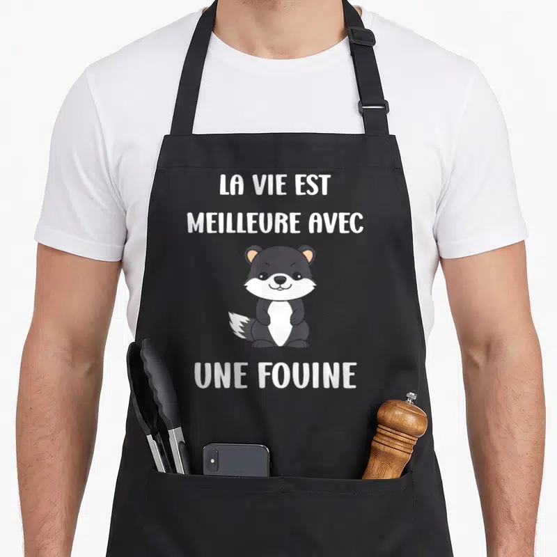 Tablier de cuisine noir avec une illustration de fouine et le texte La vie est meilleure avec une Fouine en blanc.