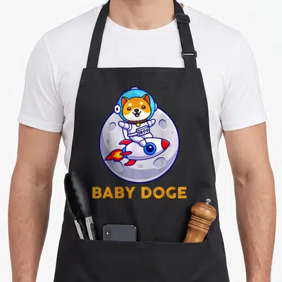 Tablier de cuisine noir avec un chien Shiba Inu en combinaison spatiale sur une fusée devant la lune et le texte Baby Doge.