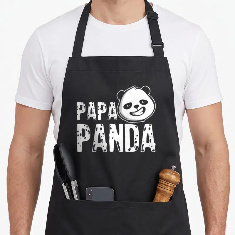 Tablier de cuisine noir avec illustration d'un panda souriant et le texte Papa Panda en lettres blanches texturées.