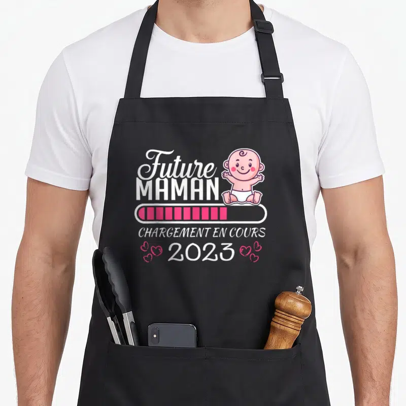 Tablier de cuisine noir avec illustration Future Maman Chargement en cours 2023 et petit bébé souriant en diaper.