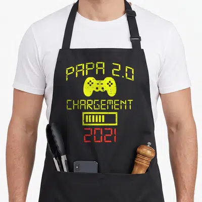 Tablier de cuisine noir avec inscription Papa 2.0 Chargement 2021 et manette de jeu vidéo jaune.