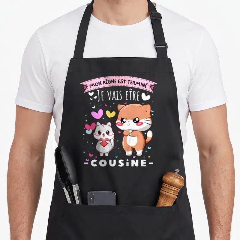 Tablier de cuisine noir avec deux chats mignons et le texte Mon règne est terminé Je vais être cousine.