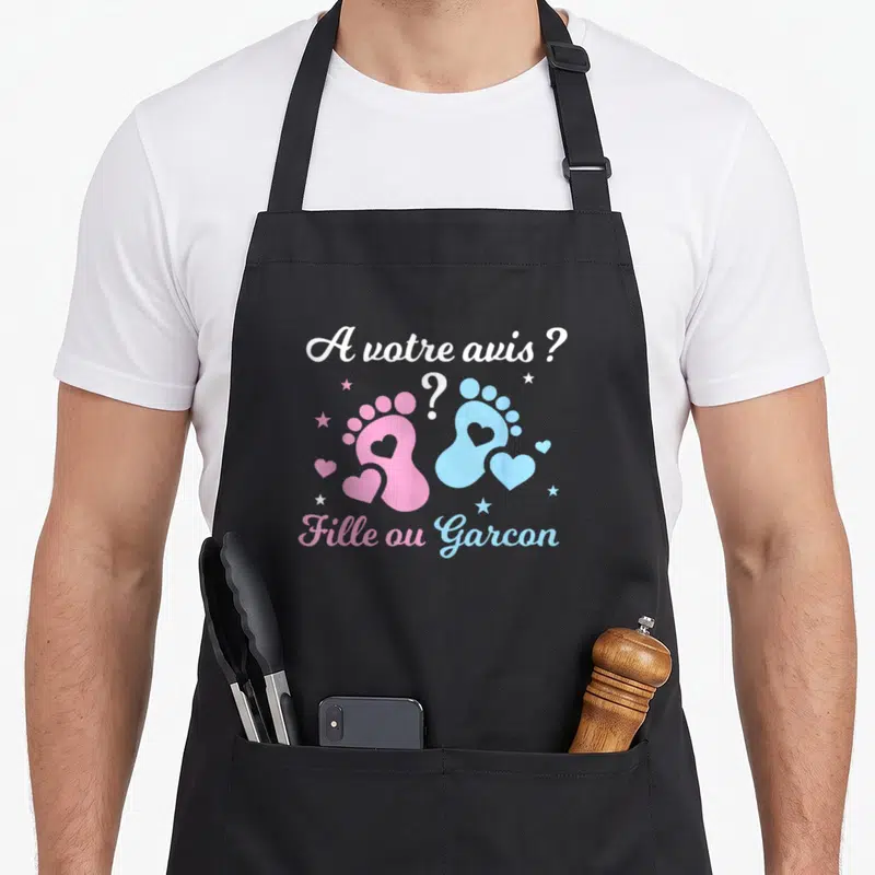 Tablier de cuisine noir avec deux empreintes de pieds roses et bleues entourées d'étoiles et de cœurs.