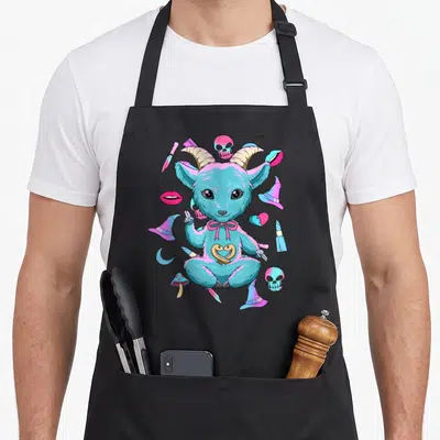 Tablier de cuisine noir avec un bébé Baphomet turquoise entouré de chapeaux de sorcière et de crânes roses dans un style kawaii pastel goth.