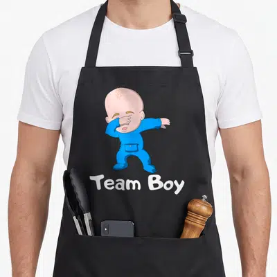 Tablier de cuisine noir avec un bébé en bleu qui fait le dab et l'inscription Team Boy en blanc.