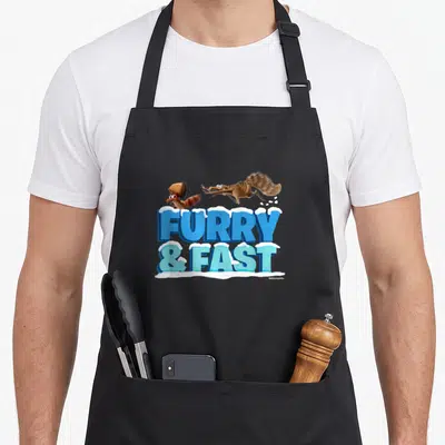 Tablier de cuisine noir avec l'illustration Furry & Fast et Baby Scrat courant dans la neige.