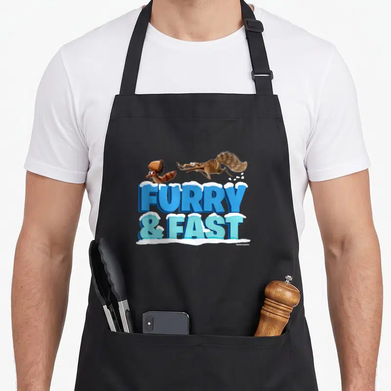 Tablier de cuisine noir avec l'illustration Furry & Fast et Baby Scrat courant dans la neige.