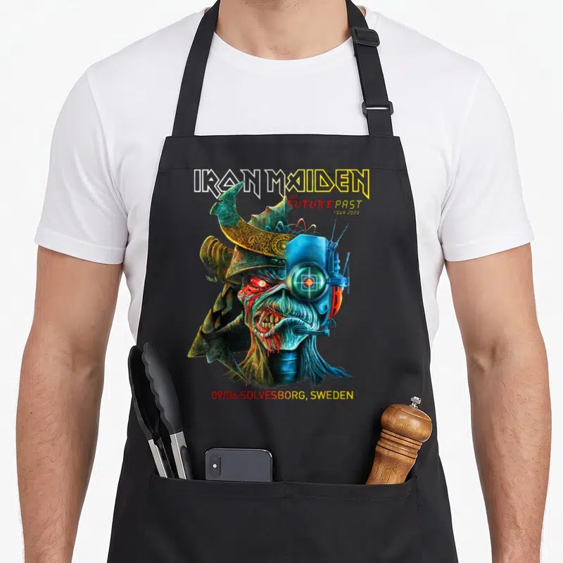 Tablier de cuisine noir avec l'illustration d'Eddie et le texte Iron Maiden Future Past Solvesborg Sweden 09/06
