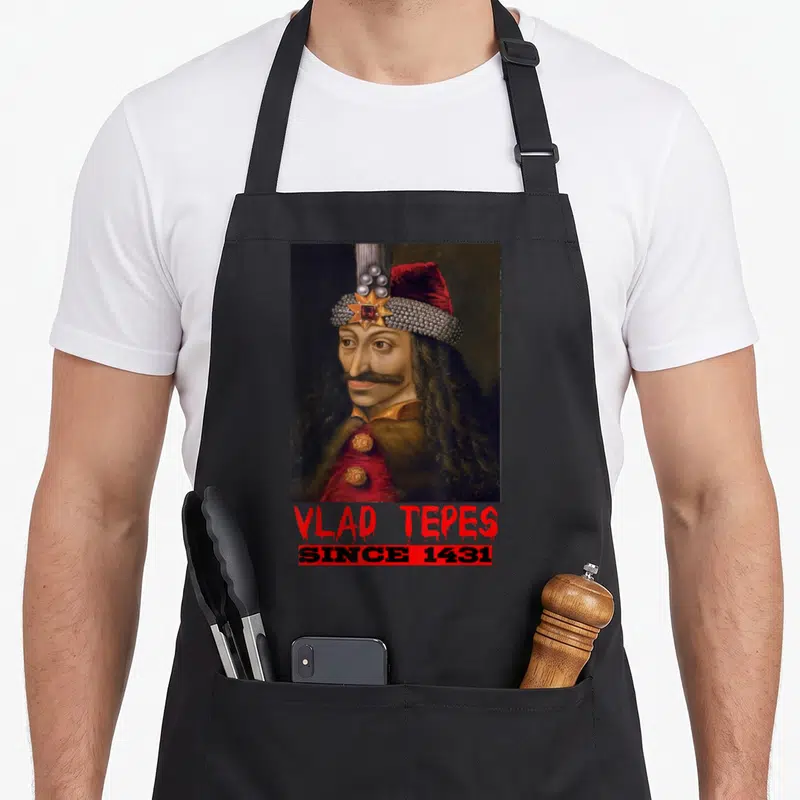 Tablier de cuisine noir avec portrait de Vlad Tepes et texte Vlad Tepes since 1431 en rouge.