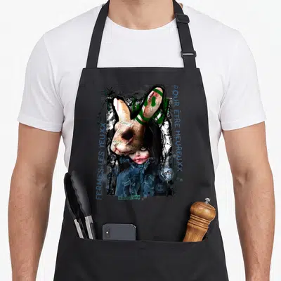 Tablier de cuisine noir avec illustration d'enfant androgyne tenant un lapin aux yeux vides et textes sombres.