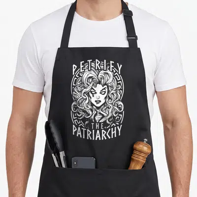Tablier de cuisine noir avec illustration blanche d'une Méduse et le texte Petrify The Patriarchy.
