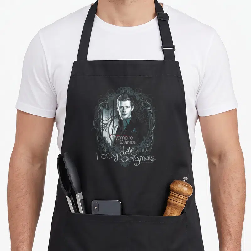 Tablier de cuisine noir avec portrait vintage encadré et texte I only date Originals Vampire Diaries en typographie gothique.