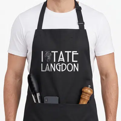 Tablier de cuisine noir avec inscription blanche I Heart Tate Langdon et dessin de cœur anatomique au centre du torse.