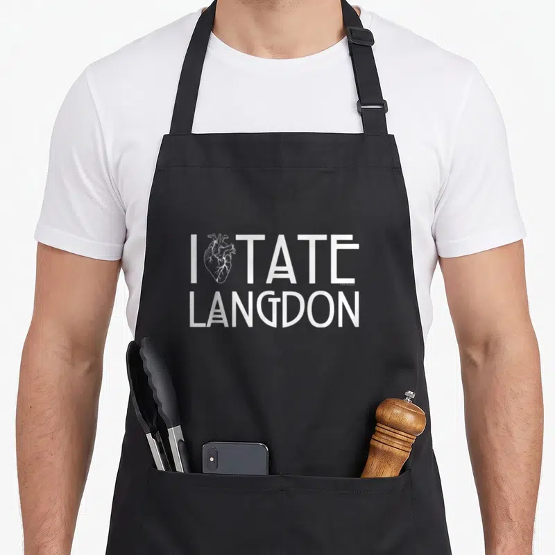 Tablier de cuisine noir avec inscription blanche I Heart Tate Langdon et dessin de cœur anatomique au centre du torse.