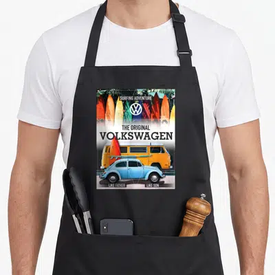 Tablier de cuisine noir avec illustration de coccinelle bleue, camping-car orange et planches de surf colorées en arrière-plan.