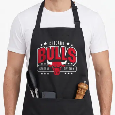 Tablier de cuisine noir avec le logo rouge et blanc Chicago Bulls Central Division entouré d'étoiles blanches.