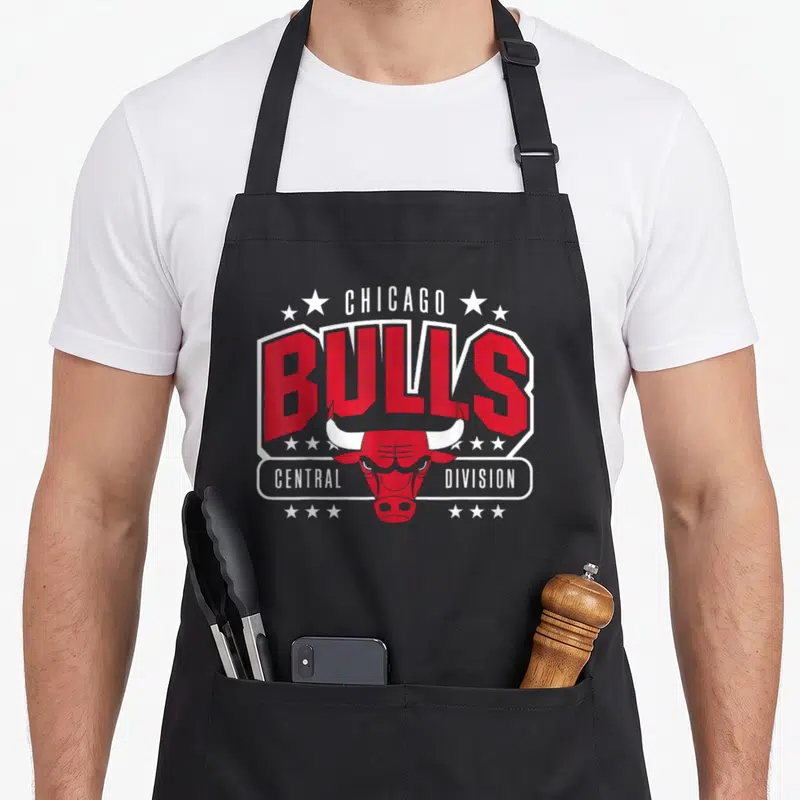 Tablier de cuisine noir avec le logo rouge et blanc Chicago Bulls Central Division entouré d'étoiles blanches.