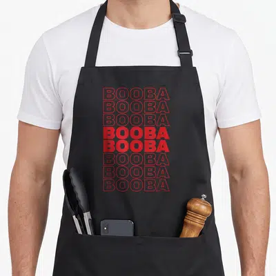 Tablier de cuisine noir avec le mot BOOBA répété en rouge plein et en contour.