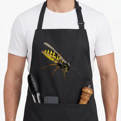 Tablier de cuisine noir avec illustration détaillée d'un insecte d'abeille jaune et noir sur le devant.
