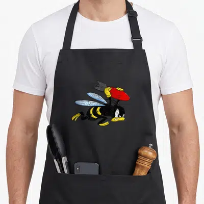 Tablier de cuisine noir avec une illustration d'une guêpe volante tenant une bombe rouge et grise.