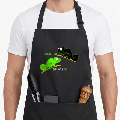 Tablier de cuisine noir avec deux caméléons verts et noirs sur des branches et le texte Chameleoff Chameleon.
