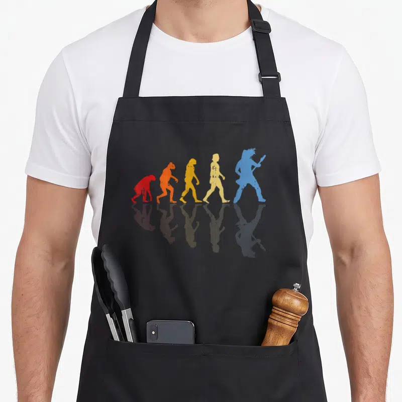 Tablier de cuisine noir avec silhouettes colorées représentant l'évolution vers un guitariste de rock.