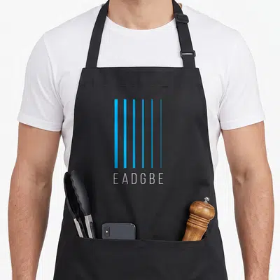 Tablier de cuisine noir avec six lignes bleues verticales et le texte EADGBE imprimé en blanc en dessous.